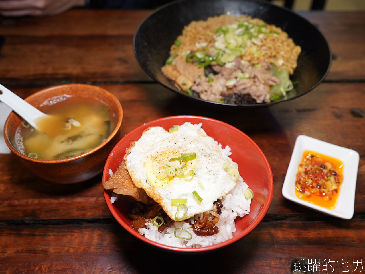 [花蓮美食]傑特面-花蓮滷味提供內用空間，用餐時間整個客滿。警、消、軍、醫護、慈濟95折優惠