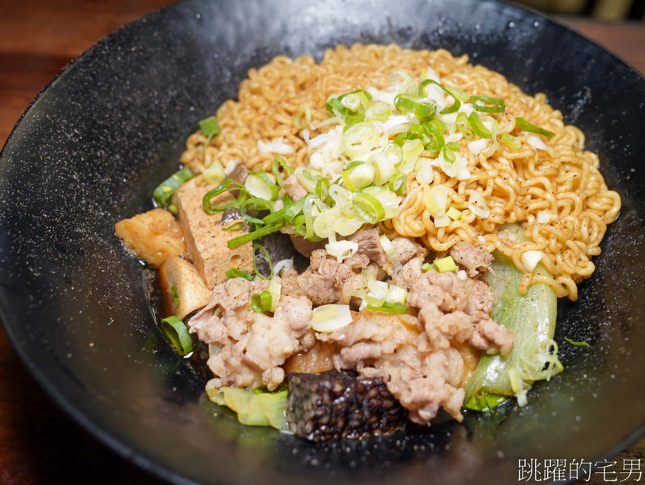 [花蓮美食]傑特面-花蓮滷味提供內用空間，用餐時間整個客滿。警、消、軍、醫護、慈濟95折優惠