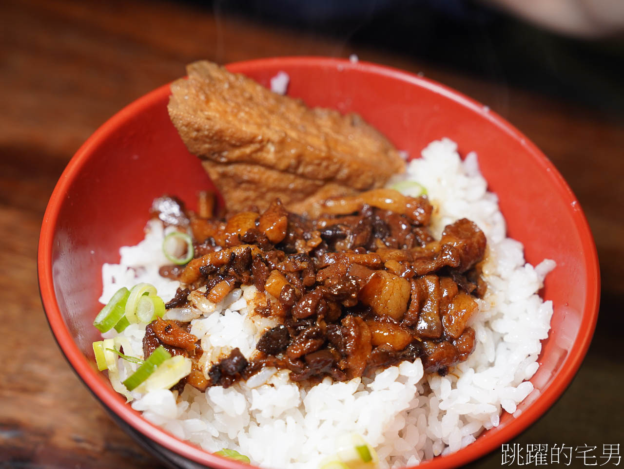 [花蓮美食]傑特面-花蓮滷味提供內用空間，用餐時間整個客滿。警、消、軍、醫護、慈濟95折優惠