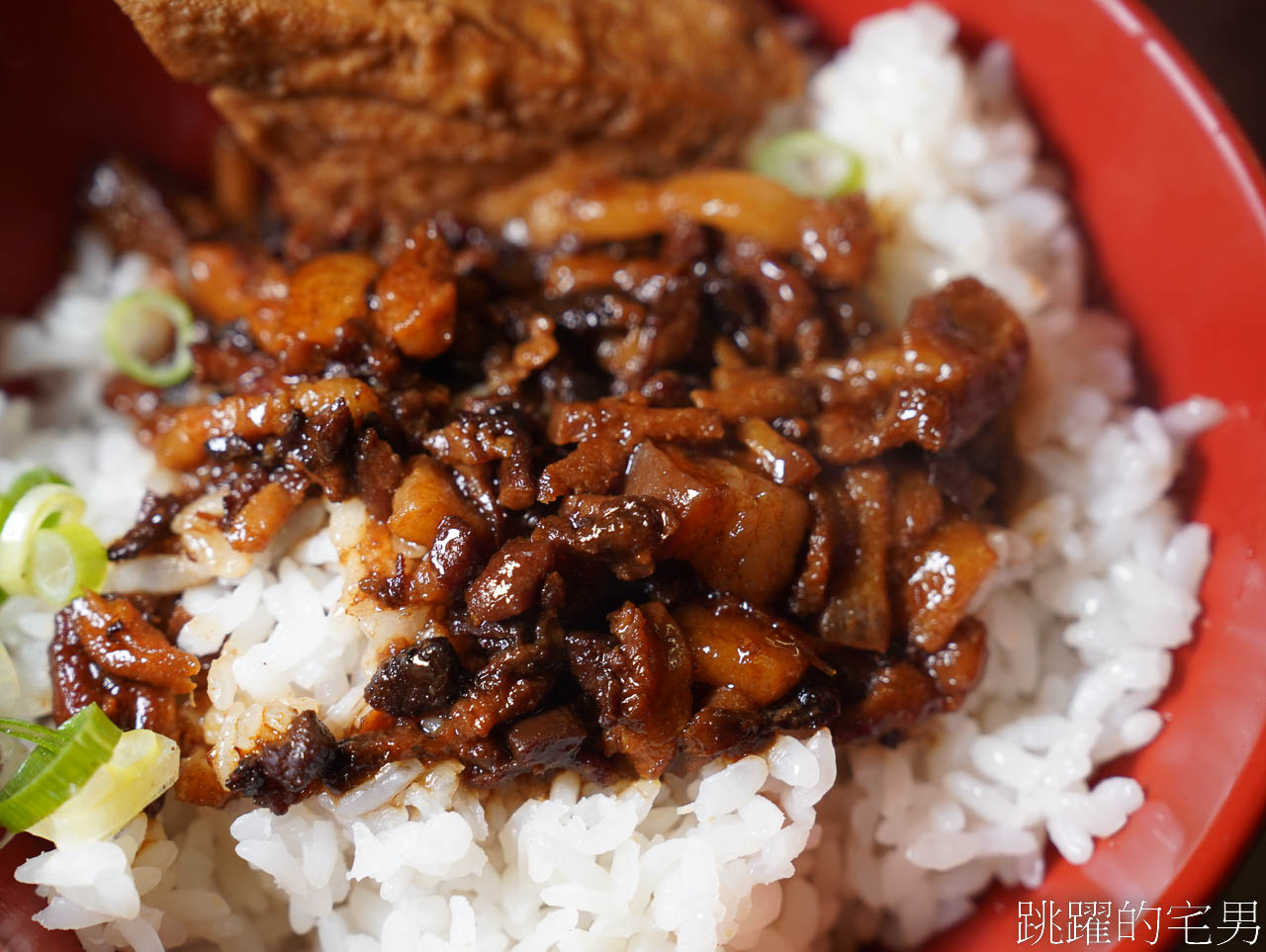 [花蓮美食]傑特面-花蓮滷味提供內用空間，用餐時間整個客滿。警、消、軍、醫護、慈濟95折優惠