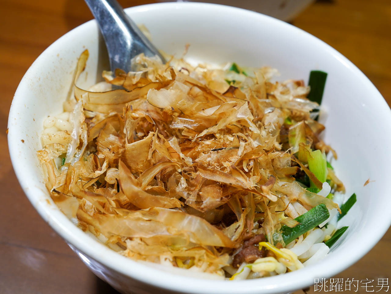 [台東美食]台東榕樹下米苔目-60年台東米苔目推薦，手工製作好味道，滿滿柴魚的好喝高湯，空間舒服有冷氣