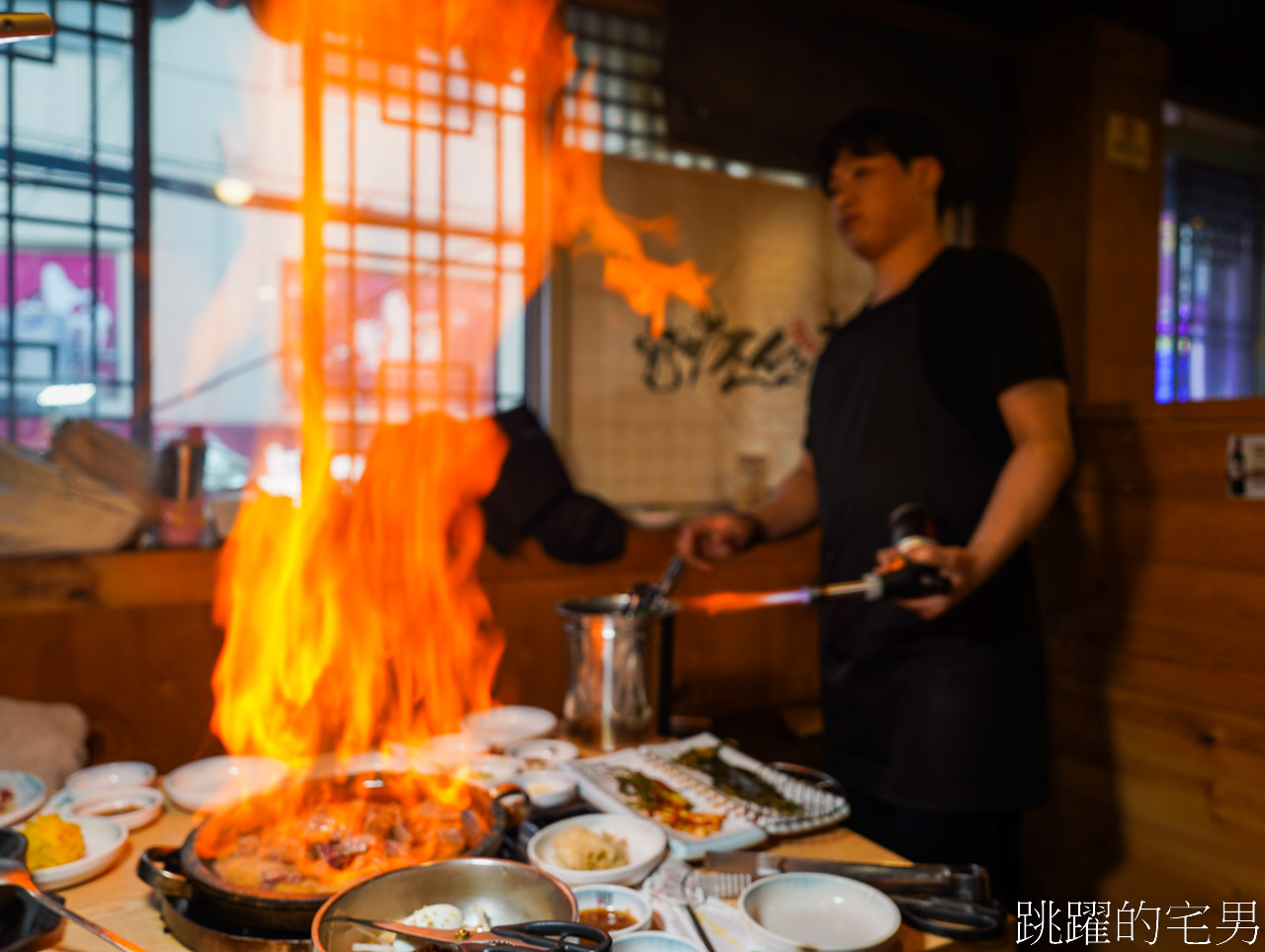 [釜山札嘎其站美食]朝鮮韓牛-你知道韓牛跟日本和牛一樣有等級的嗎? 有和牛油脂感又不油膩，火焰韓牛好震撼