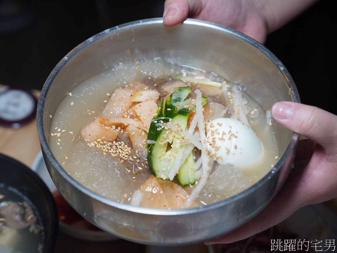 [釜山札嘎其站美食]朝鮮韓牛-你知道韓牛跟日本和牛一樣有等級的嗎? 有和牛油脂感又不油膩，火焰韓牛好震撼