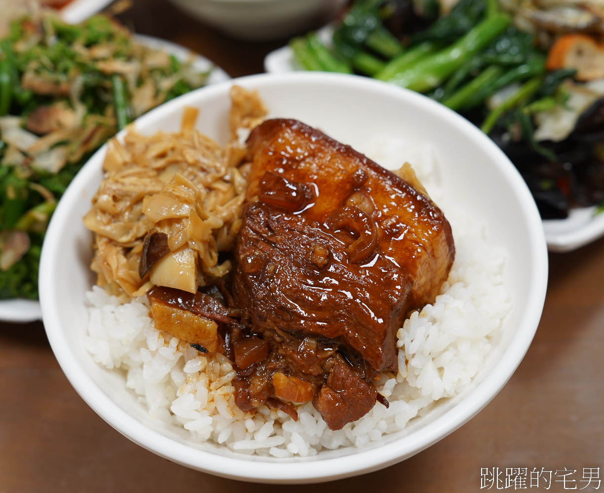 [花蓮美食]博愛街黑白切米粉湯-這家腿庫、小卷便當好吃味道夠! 而且還是花蓮下午有營業餐廳