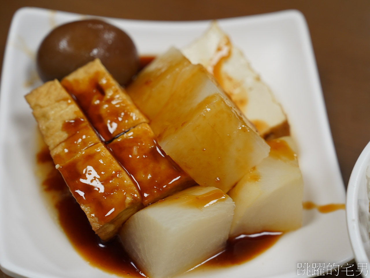 [花蓮美食]博愛街黑白切米粉湯-這家腿庫、小卷便當好吃味道夠! 而且還是花蓮下午有營業餐廳