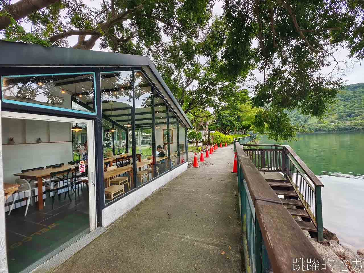 [花蓮鯉魚潭咖啡廳]黑屋cafe-湖景第一排花蓮咖啡廳，玻璃屋享受靜謐悠閒