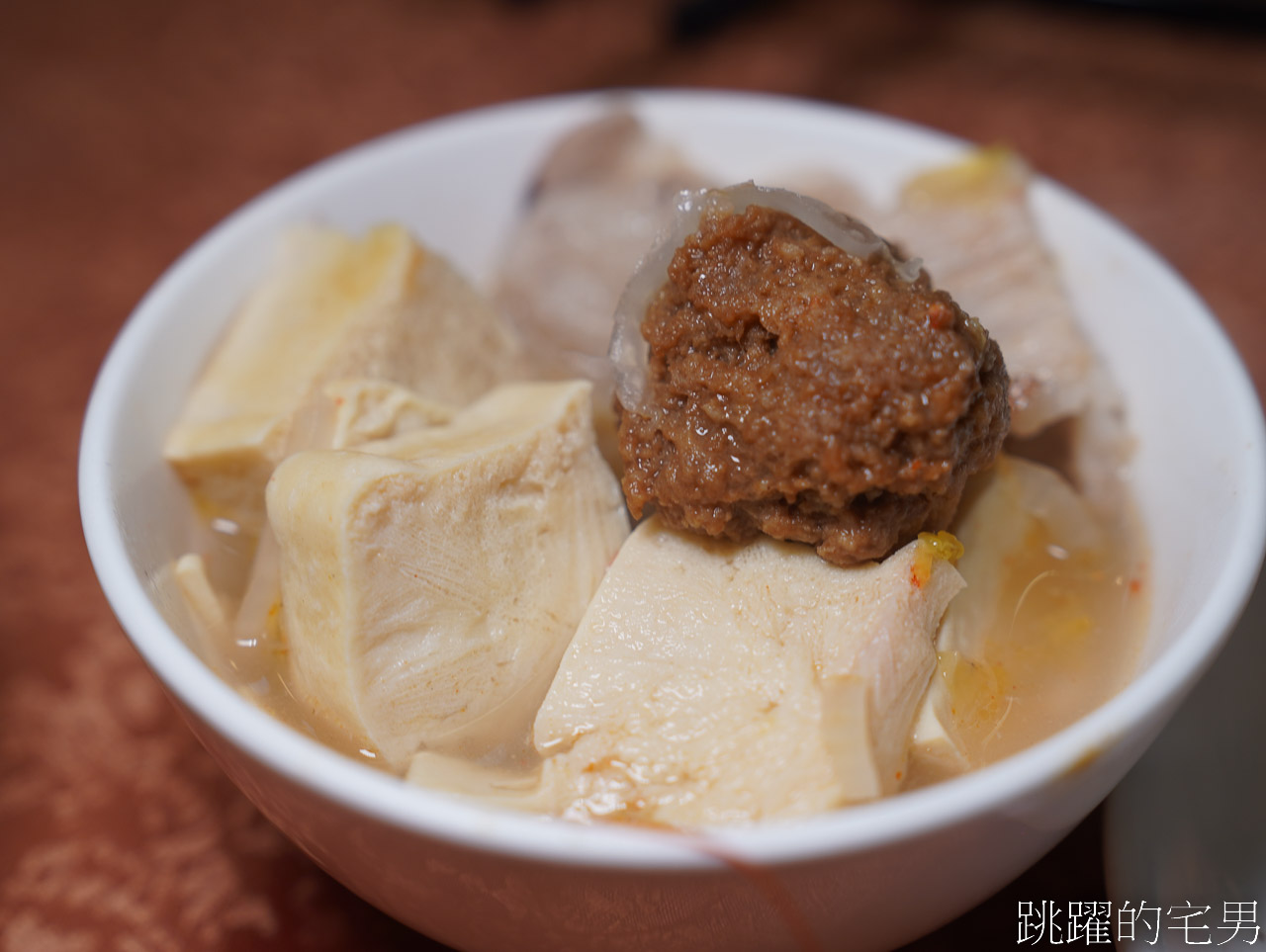 [萬華美食]金麥子酸白菜鍋-湯頭酸爽帶勁，還有東北鍋包肉，台北酸菜白肉鍋推薦，鄰近停車場