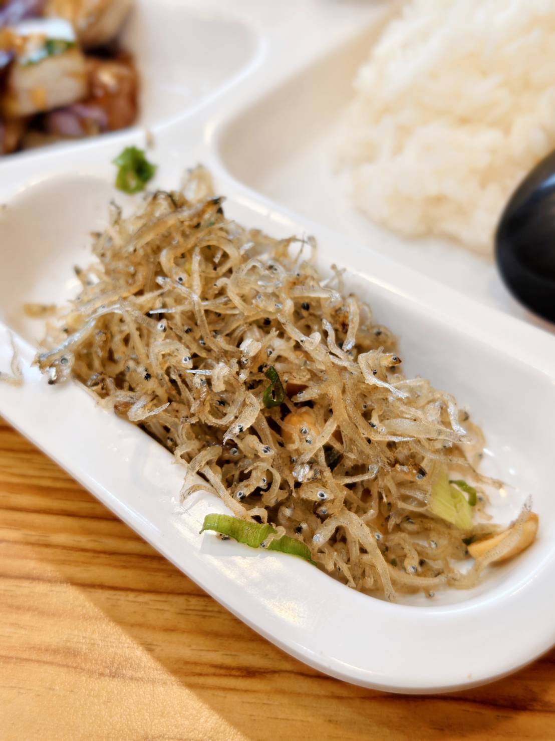 [花蓮美食]麗池飯包-富里米再加5種配菜，米飯Q彈有用心，在地人願意排隊的好吃便當!  花蓮便當推薦，花蓮下午有營業餐廳