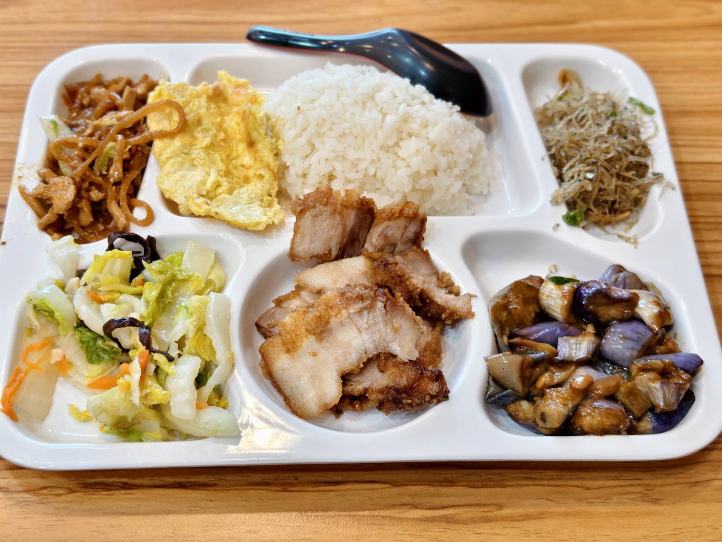 [花蓮美食]麗池飯包-富里米再加5種配菜，米飯Q彈有用心，在地人願意排隊的好吃便當!  花蓮便當推薦，花蓮下午有營業餐廳