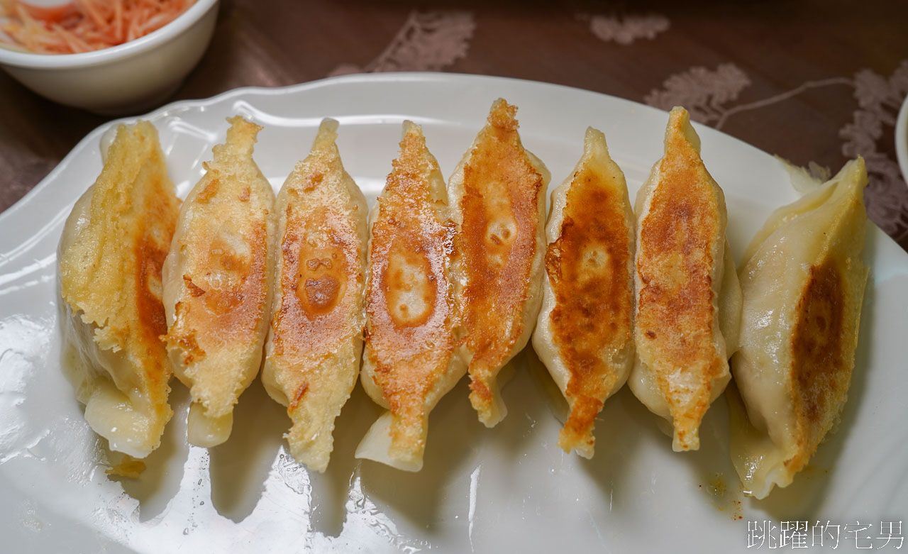 [花蓮美食]闔家歡南北餚餐館-在地人都知道的花蓮老店，芝麻豆沙鍋餅就是永遠的神，闔家歡南北餚餐館菜單