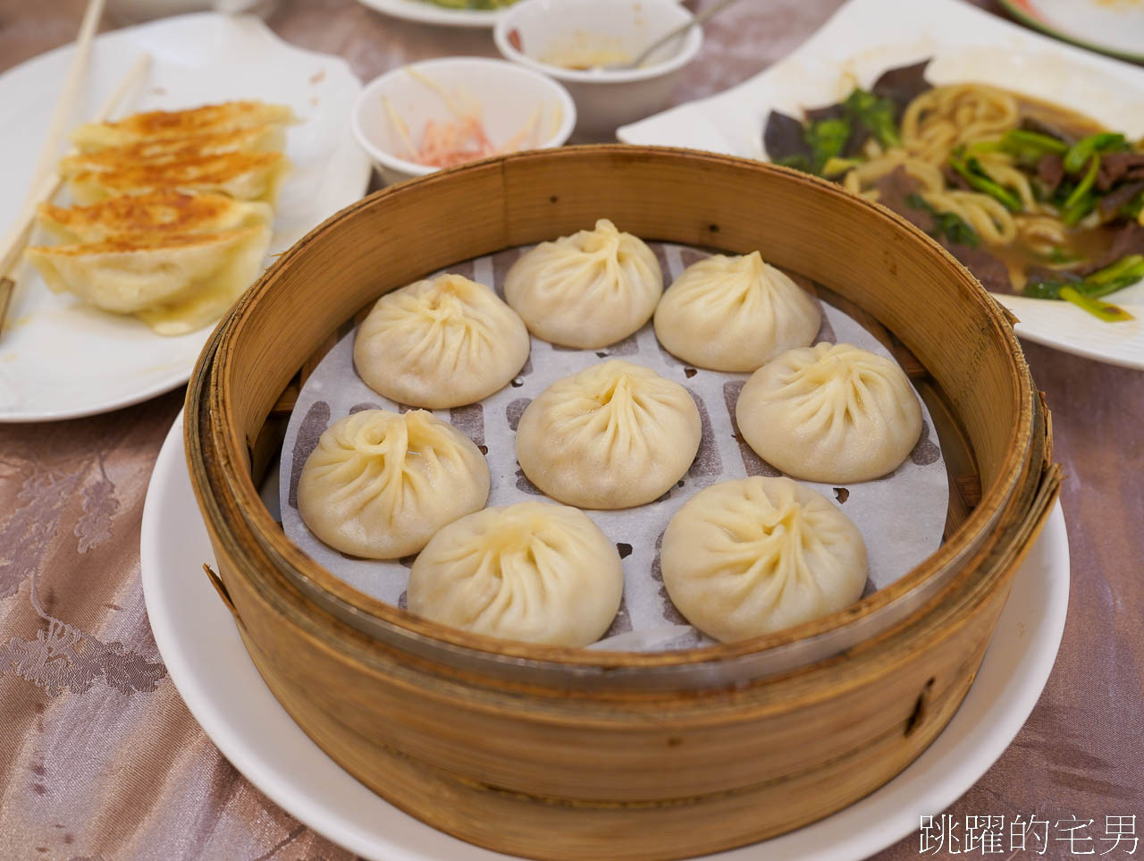 [花蓮美食]闔家歡南北餚餐館-在地人都知道的花蓮老店，芝麻豆沙鍋餅就是永遠的神，闔家歡南北餚餐館菜單