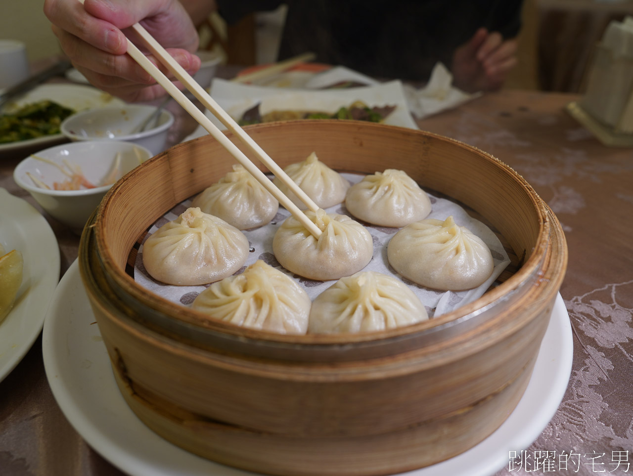 [花蓮美食]闔家歡南北餚餐館-在地人都知道的花蓮老店，芝麻豆沙鍋餅就是永遠的神，闔家歡南北餚餐館菜單