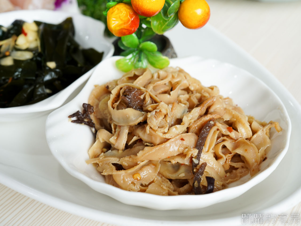 [萬里美食]鮮滿樓海鮮料理-野柳公園女王頭旁海鮮餐廳，合菜每人600元就能吃到活龍蝦、龍虎斑，魯肉飯吃到飽、C/P值超高，生菜蝦鬆也太好吃