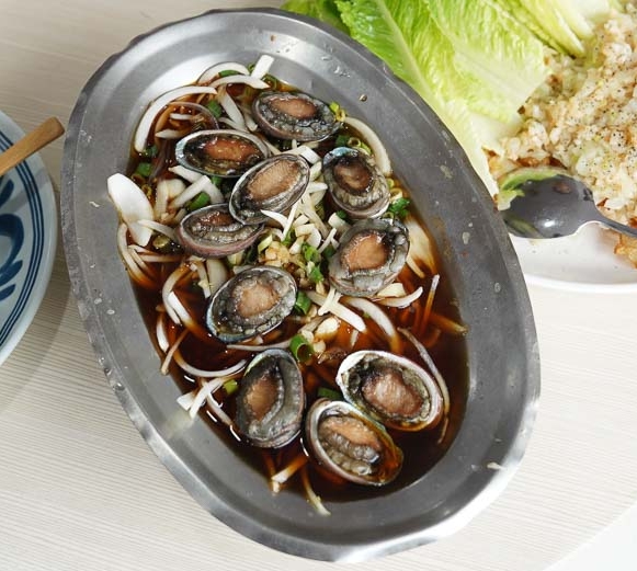 [萬里美食]鮮滿樓海鮮料理-野柳公園女王頭旁海鮮餐廳，合菜每人600元就能吃到活龍蝦、龍虎斑，魯肉飯吃到飽、C/P值超高，生菜蝦鬆也太好吃