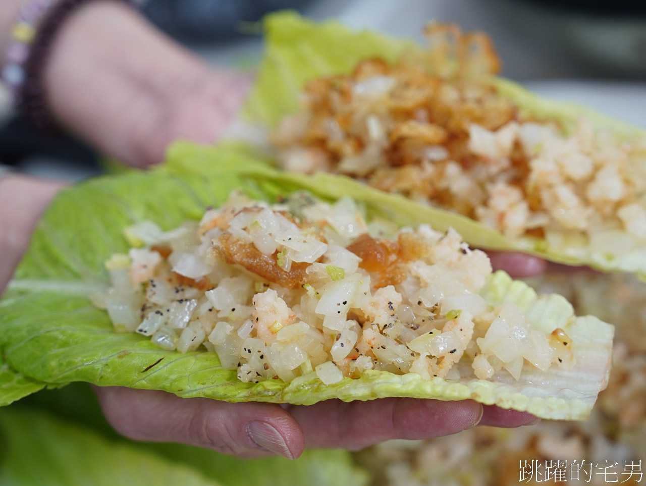 [萬里美食]鮮滿樓海鮮料理-野柳公園女王頭旁海鮮餐廳，合菜每人600元就能吃到活龍蝦、龍虎斑，魯肉飯吃到飽、C/P值超高，生菜蝦鬆也太好吃