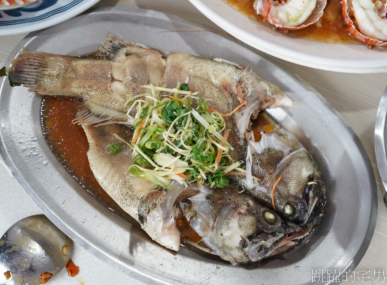 [萬里美食]鮮滿樓海鮮料理-野柳公園女王頭旁海鮮餐廳，合菜每人600元就能吃到活龍蝦、龍虎斑，魯肉飯吃到飽、C/P值超高，生菜蝦鬆也太好吃