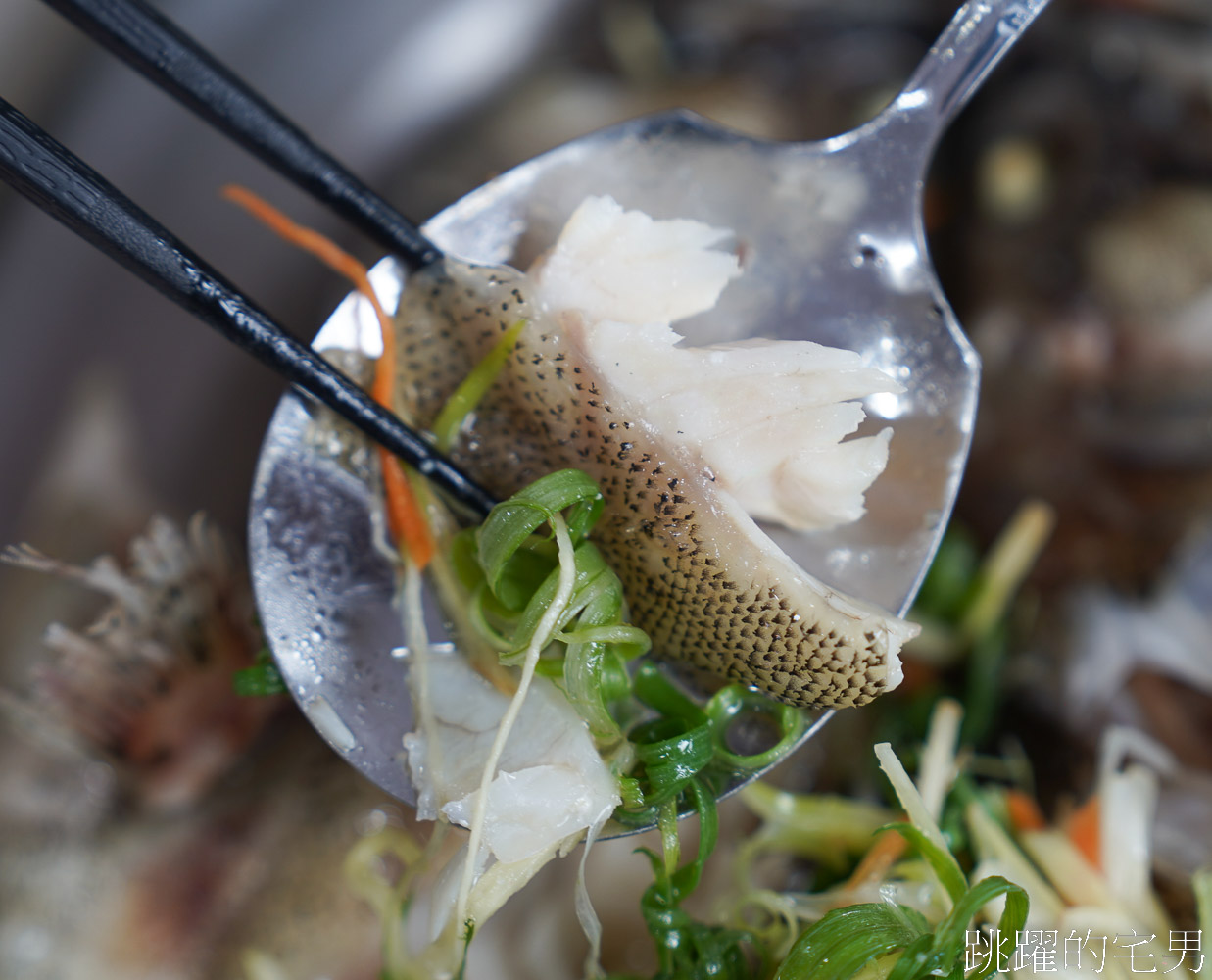 [萬里美食]鮮滿樓海鮮料理-野柳公園女王頭旁海鮮餐廳，合菜每人600元就能吃到活龍蝦、龍虎斑，魯肉飯吃到飽、C/P值超高，生菜蝦鬆也太好吃