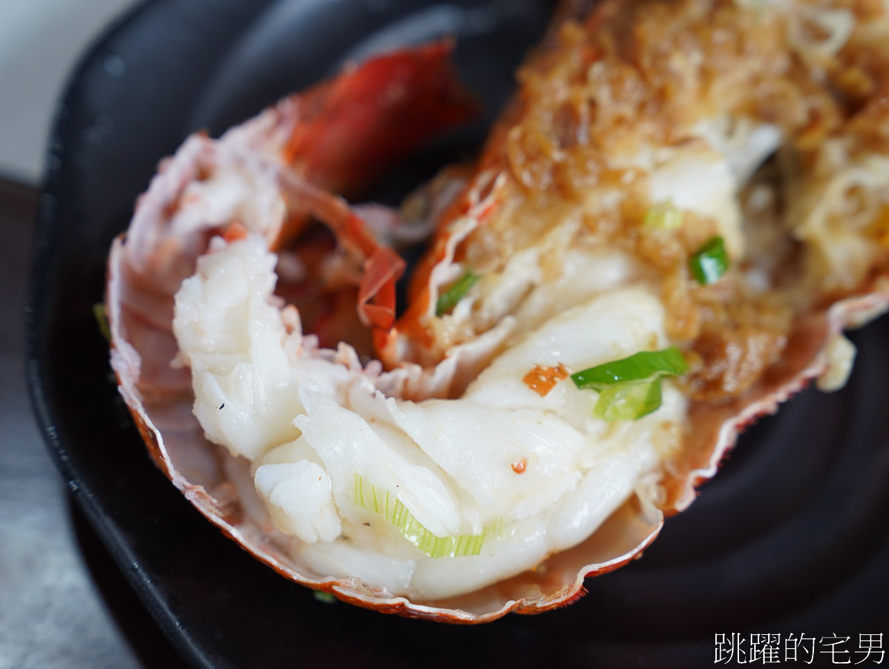 [萬里美食]鮮滿樓海鮮料理-野柳公園女王頭旁海鮮餐廳，合菜每人600元就能吃到活龍蝦、龍虎斑，魯肉飯吃到飽、C/P值超高，生菜蝦鬆也太好吃
