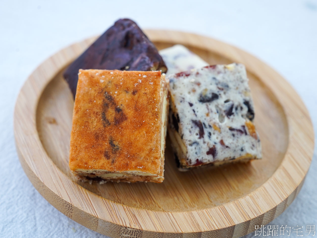 [花蓮美食]一芳蛋黃酥專賣店-花蓮土鳳梨酥推薦，大推蛋黃酥，居然還有芋頭蛋黃酥