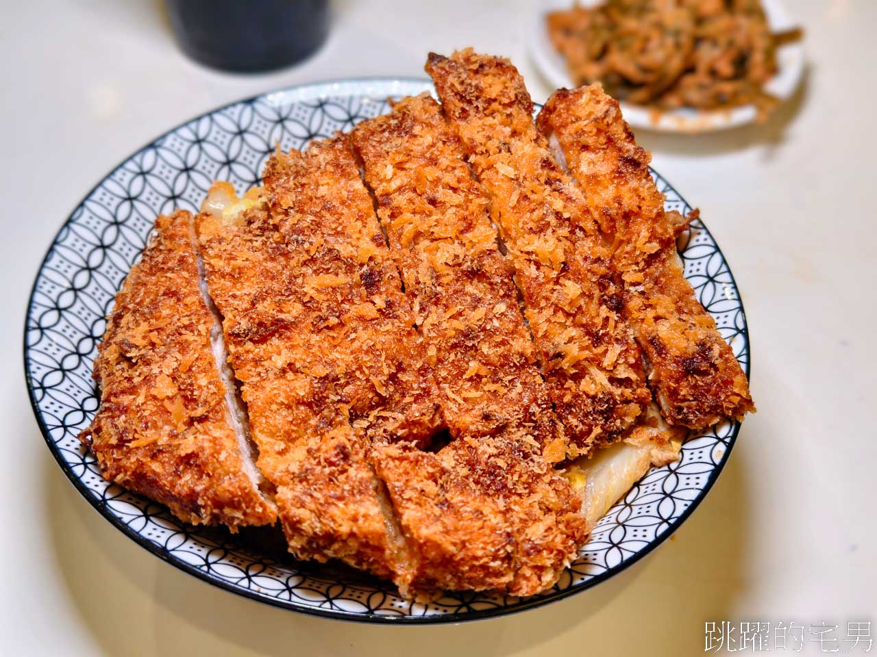[花蓮美食]再訪樂咖哩-霸氣豬排份量十足，淋上濃郁咖哩飽上天! 提供樂咖哩菜單，不像簡餐店倒像是休閒茶鋪 而且還真有茶點多樣飲料提供唷 花蓮咖哩豬排
