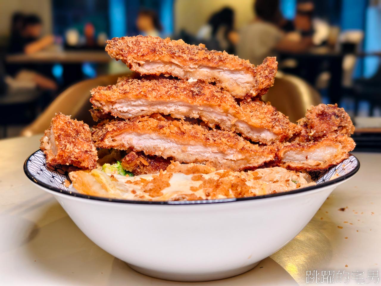 [花蓮美食]再訪樂咖哩-霸氣豬排份量十足，淋上濃郁咖哩飽上天! 提供樂咖哩菜單，不像簡餐店倒像是休閒茶鋪 而且還真有茶點多樣飲料提供唷 花蓮咖哩豬排 @跳躍的宅男