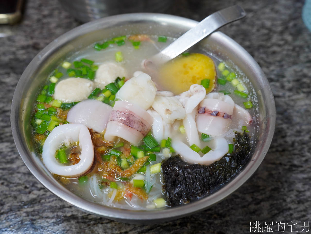 [花蓮美食]單一純賣雞湯小卷米粉-佛心老闆還免費加湯加米粉，人多到還以為排隊買紅珊瑚，好吃小卷米粉推薦，花蓮小吃推薦