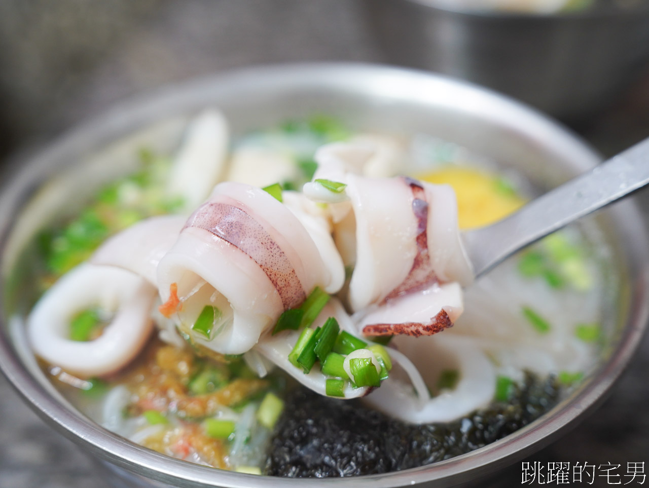 [花蓮美食]單一純賣雞湯小卷米粉-佛心老闆還免費加湯加米粉，人多到還以為排隊買紅珊瑚，好吃小卷米粉推薦，花蓮小吃推薦