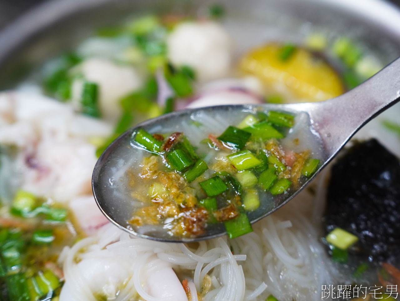 [花蓮美食]單一純賣雞湯小卷米粉-佛心老闆還免費加湯加米粉，人多到還以為排隊買紅珊瑚，好吃小卷米粉推薦，花蓮小吃推薦