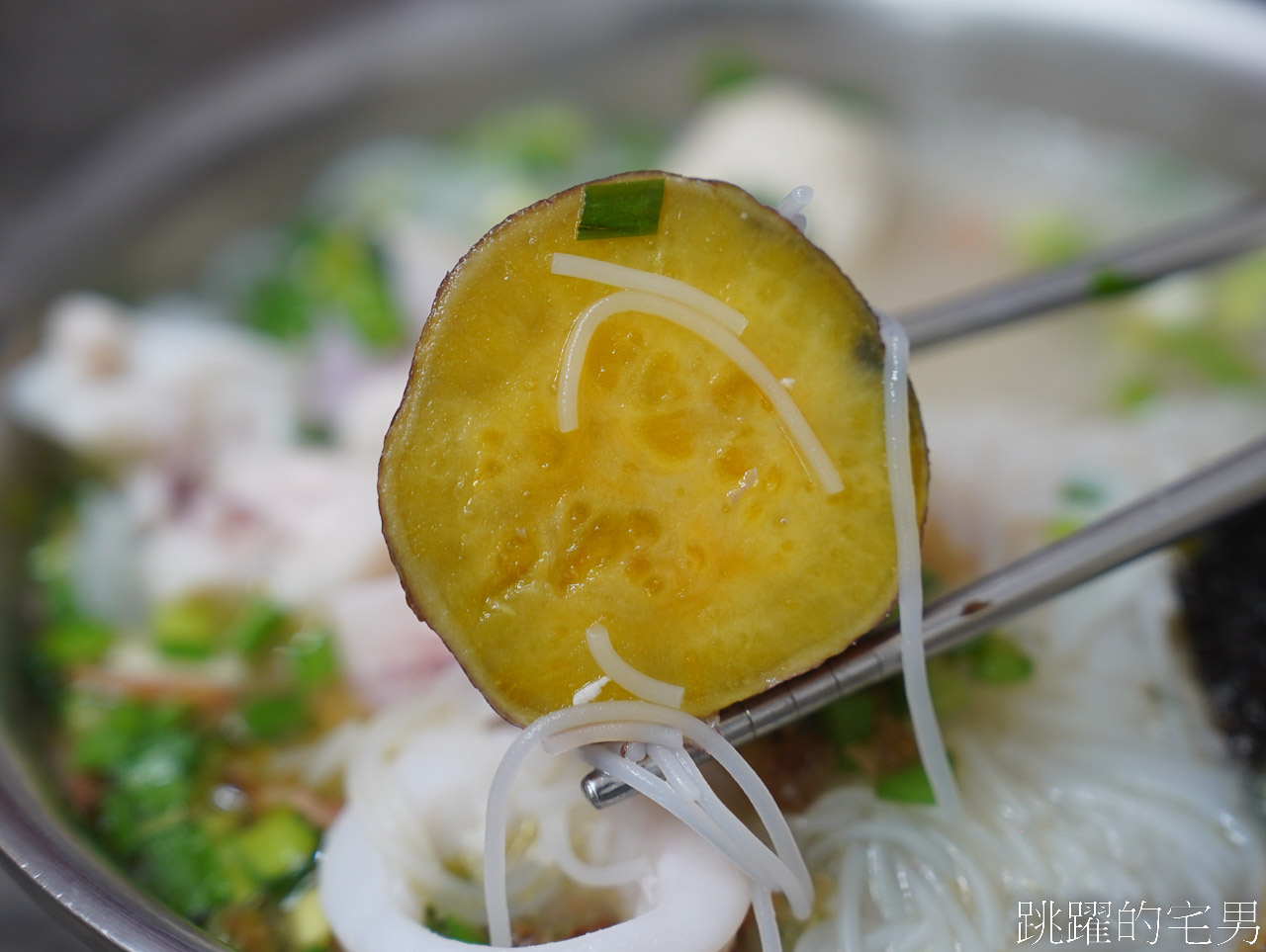 [花蓮美食]單一純賣雞湯小卷米粉-佛心老闆還免費加湯加米粉，人多到還以為排隊買紅珊瑚，好吃小卷米粉推薦，花蓮小吃推薦