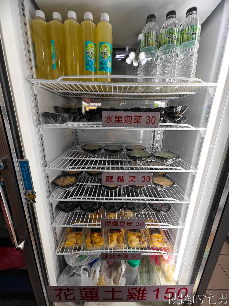 [花蓮美食]單一純賣雞湯小卷米粉-佛心老闆還免費加湯加米粉，人多到還以為排隊買紅珊瑚，好吃小卷米粉推薦，花蓮小吃推薦