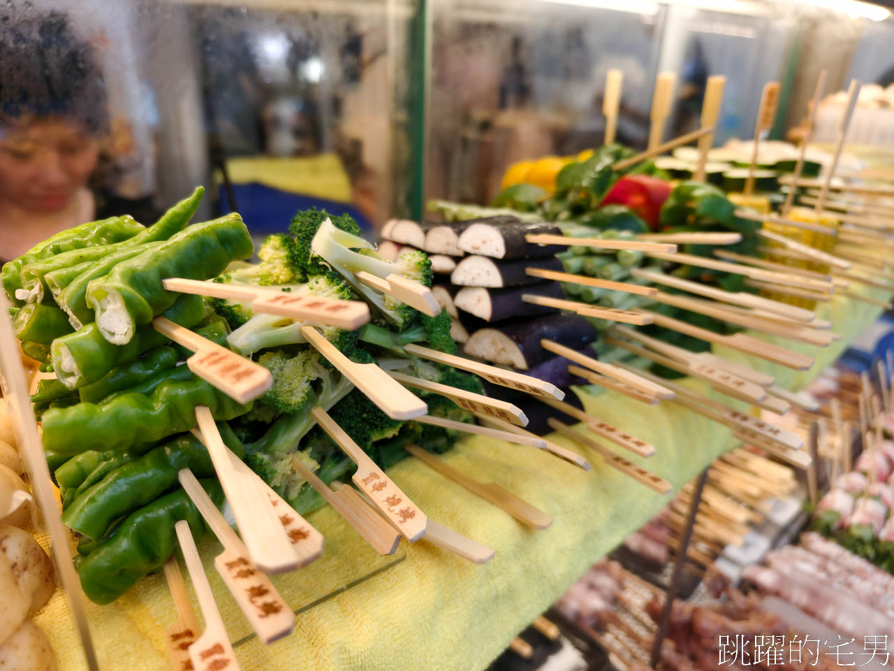 [劍潭站美食]買串燒烤專賣-士林夜市串燒烤麻糬、焦糖鳳梨完全打中少女心，內用空間超涼就在豪大大雞排旁