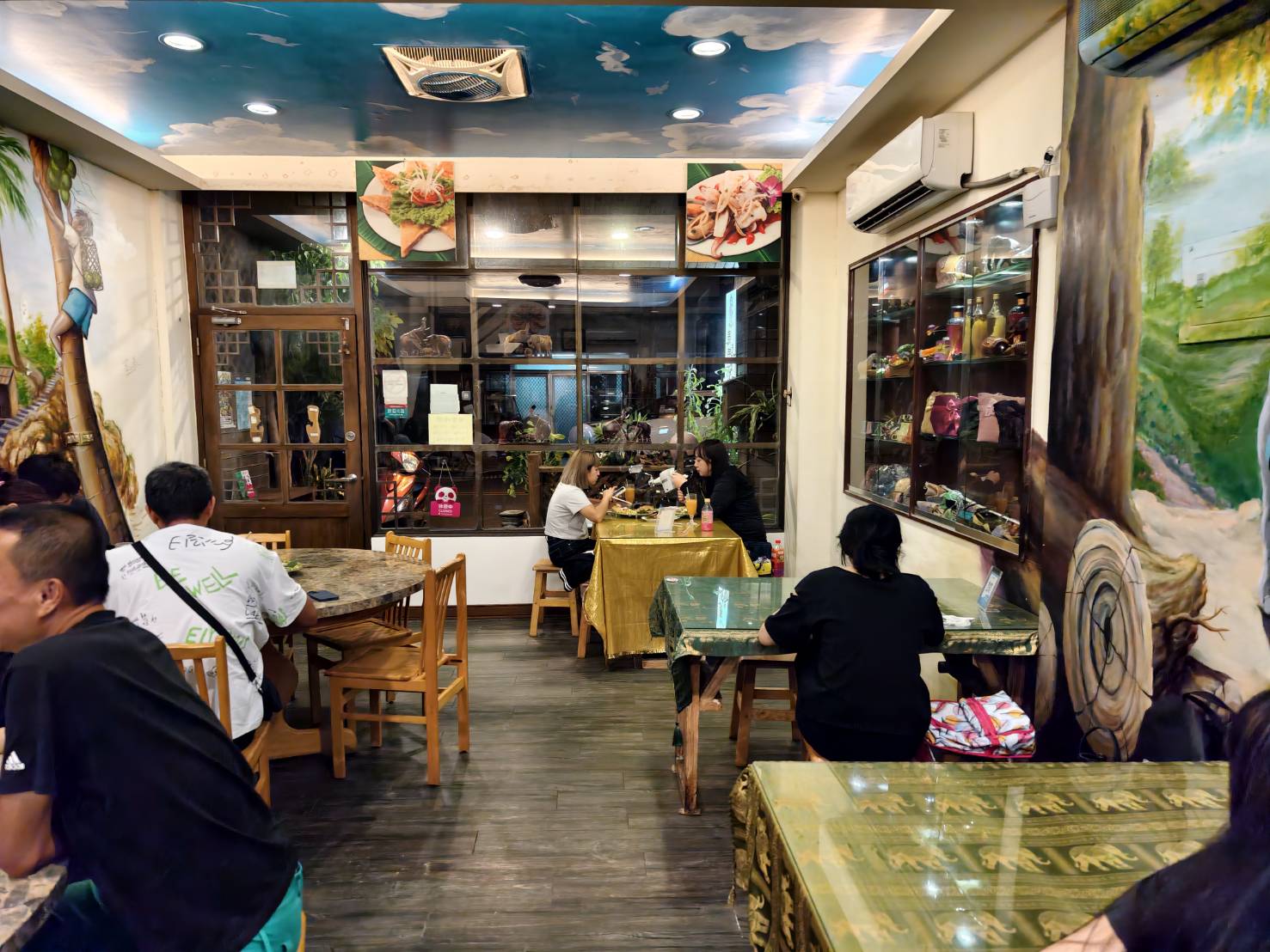 [花蓮美食]泰泰廚房-泰國人開的泰式餐廳  打拋豬是用嘎拋葉炒的 沒有九層塔沒有番茄  香料自己種  滿滿泰國滋味 泰泰廚房菜單 花蓮泰式料理