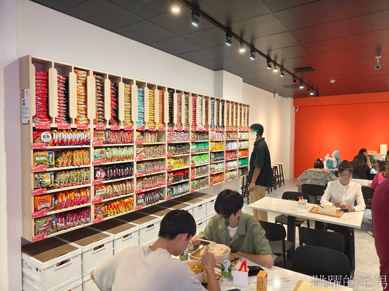 [花蓮美食]Ajussi阿啾西拉麵圖書館花蓮民國店-24h無人泡麵店，超過60種日韓東南亞泡麵，免費青菜加到滿 @跳躍的宅男