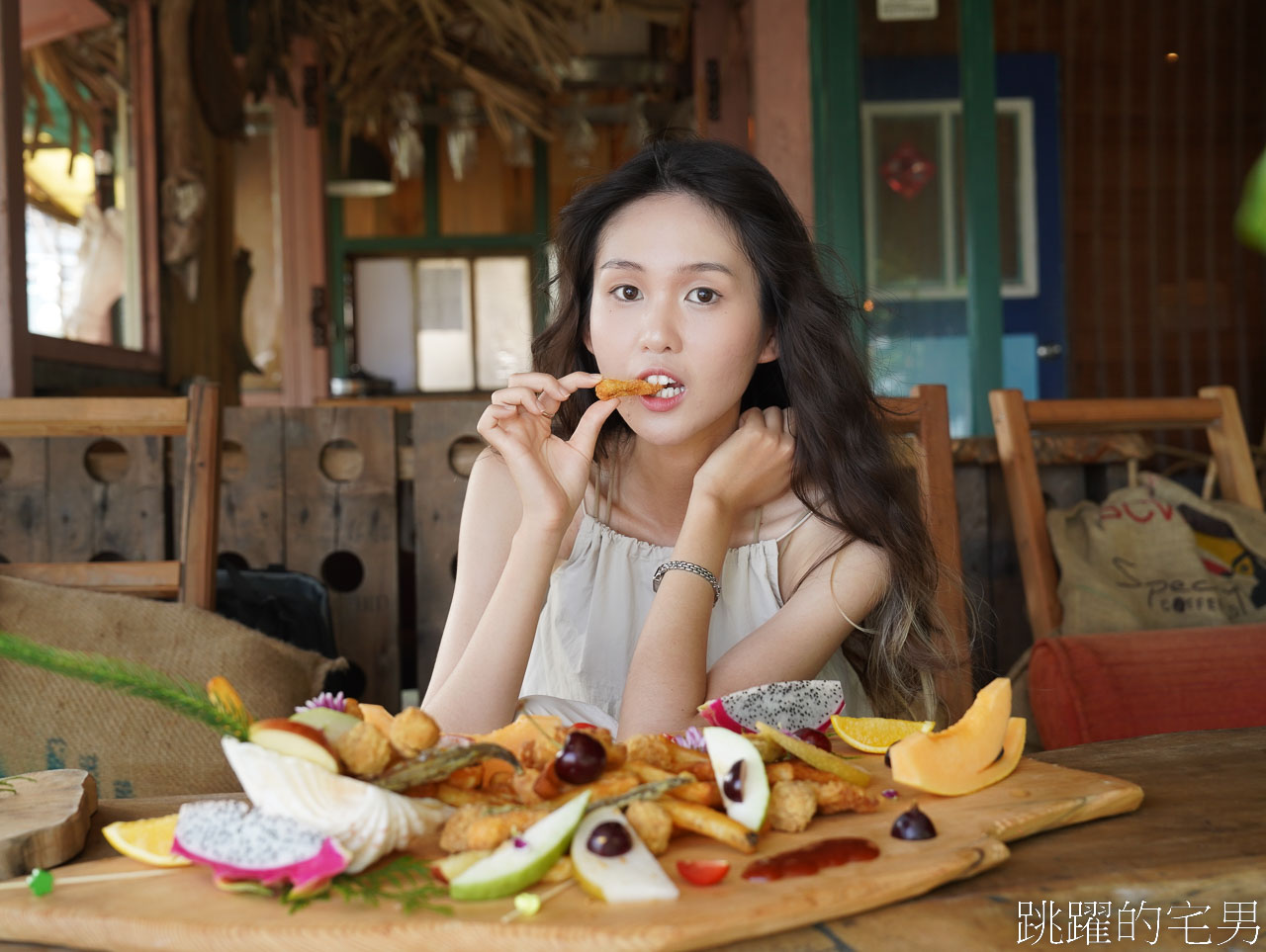 [花蓮市海景咖啡廳]戶不閉chill chill-花蓮市區也有看海咖啡廳，開到晚上12點，氣氛超好簡直就在國外，還在東大門夜市附近，花蓮海景咖啡廳推薦