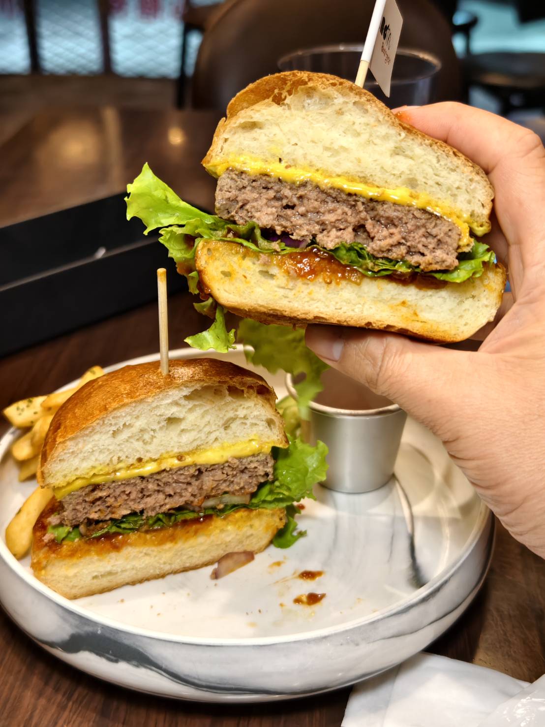 [花蓮美食]Boom burger-這家花蓮漢堡推薦，鮮嫩多汁還加了太陽蛋太迷人，脆口鹹香披薩也要點