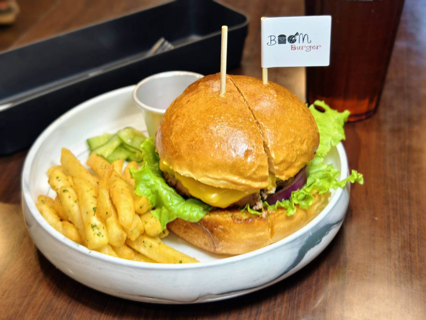 [花蓮美食]Boom burger-這家花蓮漢堡推薦，鮮嫩多汁還加了太陽蛋太迷人，脆口鹹香披薩也要點