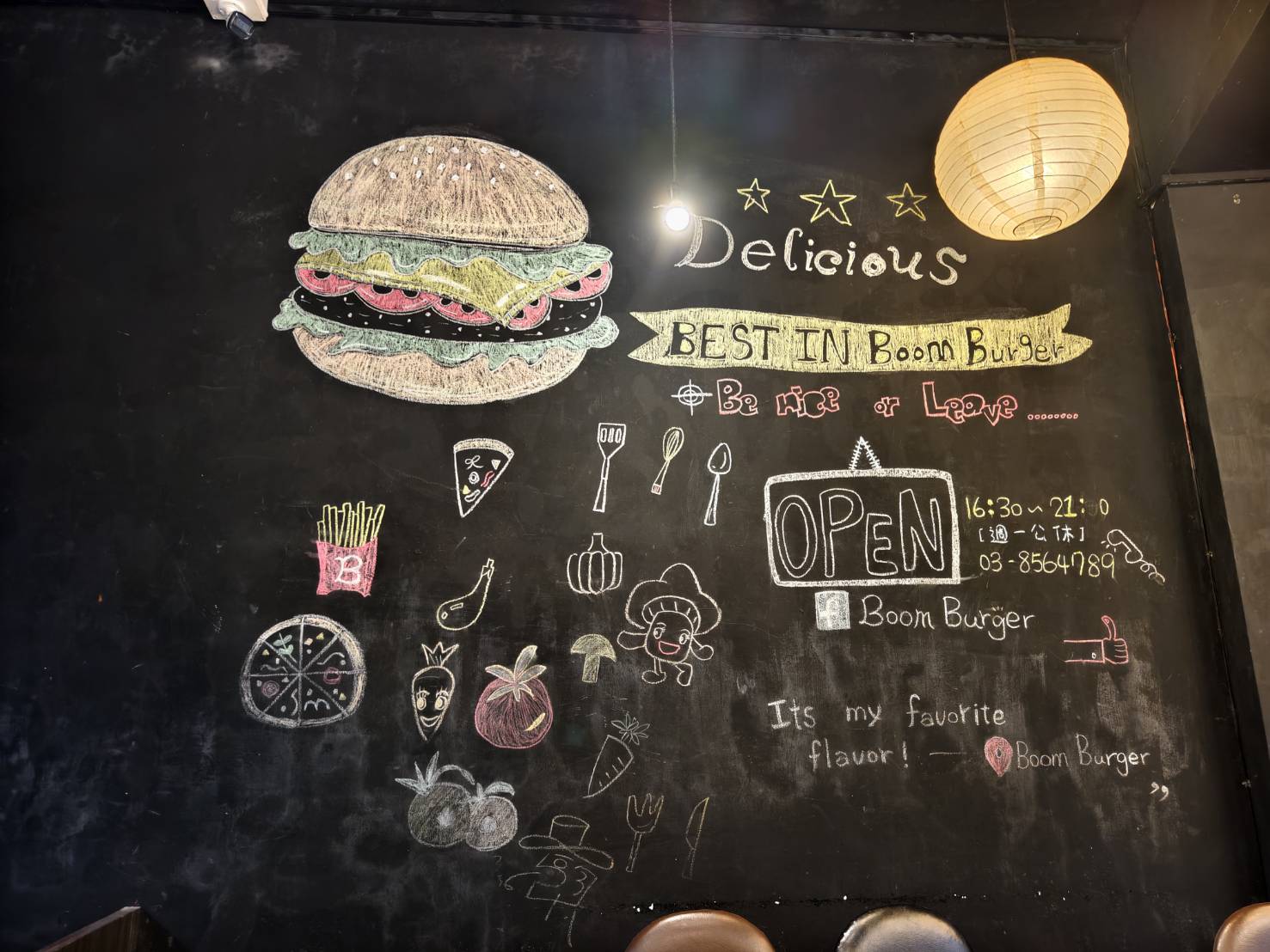 [花蓮美食]Boom burger-這家花蓮漢堡推薦，鮮嫩多汁還加了太陽蛋太迷人，脆口鹹香披薩也要點