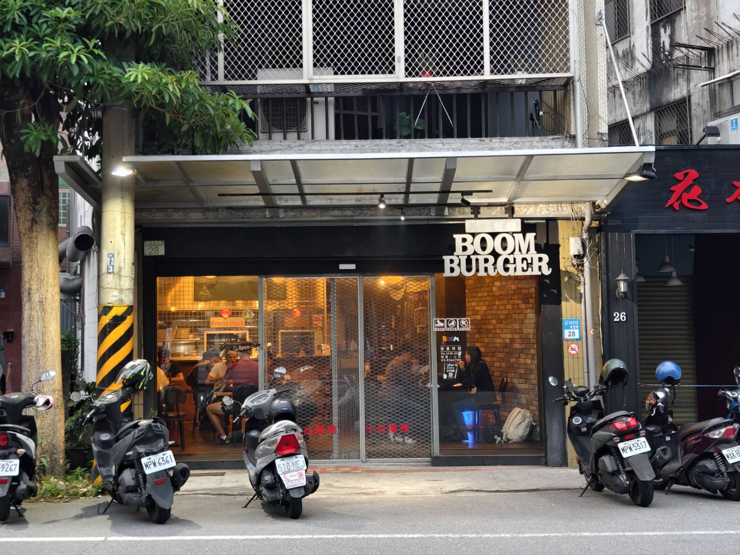 [花蓮美食]Boom burger-這家花蓮漢堡推薦，鮮嫩多汁還加了太陽蛋太迷人，脆口鹹香披薩也要點