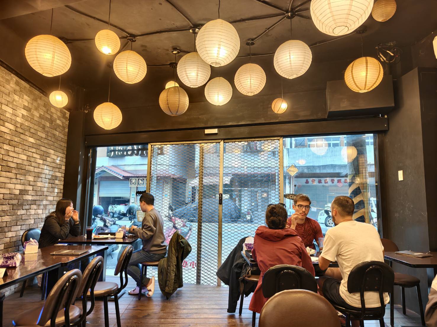 [花蓮美食]Boom burger-這家花蓮漢堡推薦，鮮嫩多汁還加了太陽蛋太迷人，脆口鹹香披薩也要點