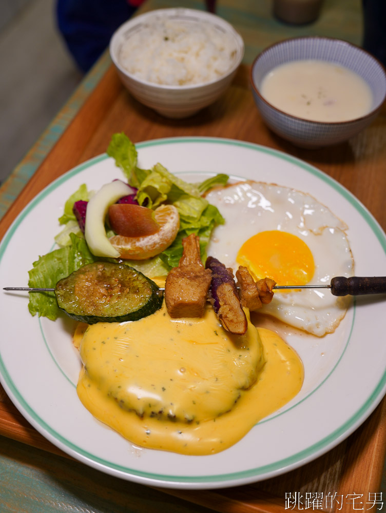 [花蓮美食]吃肉時候-大推這間花蓮牛排、飲料暢飲，好吃份量夠，還有簡餐、義大利麵