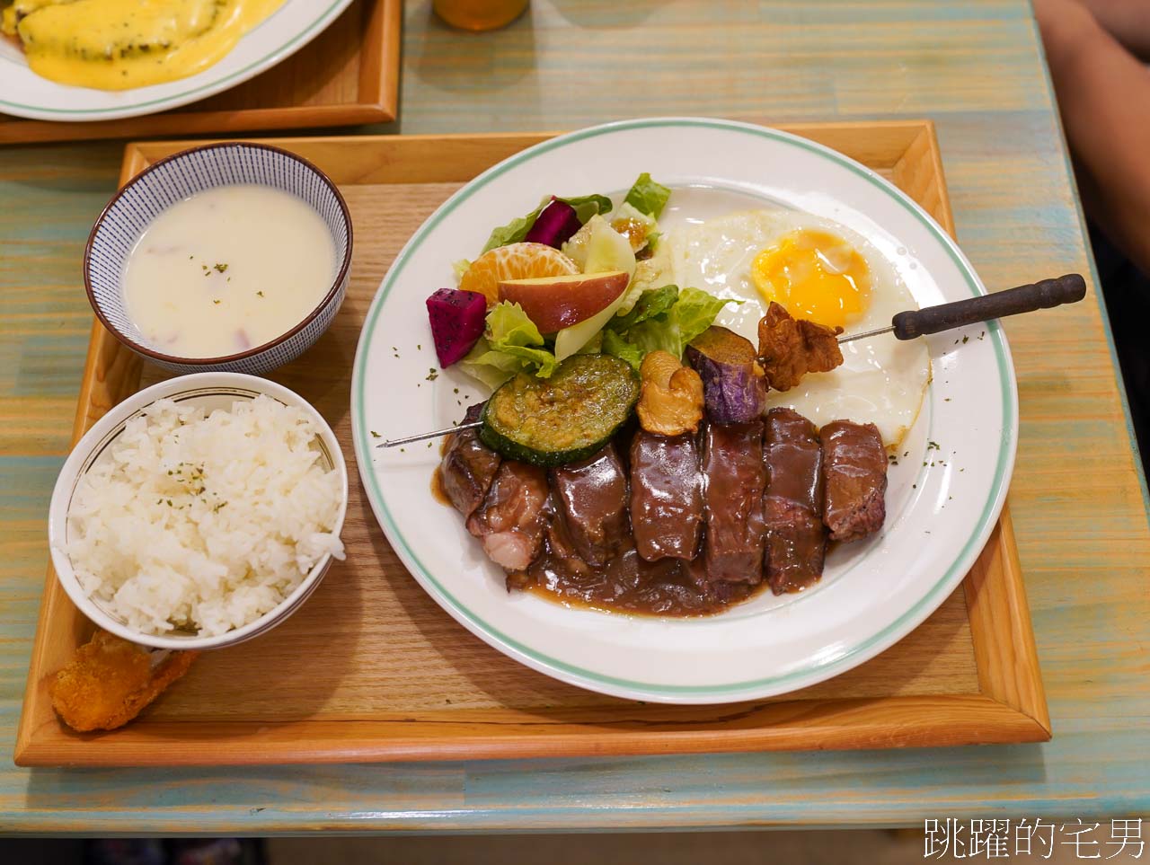 [花蓮美食]吃肉時候-大推這間花蓮牛排、飲料暢飲，好吃份量夠，還有簡餐、義大利麵