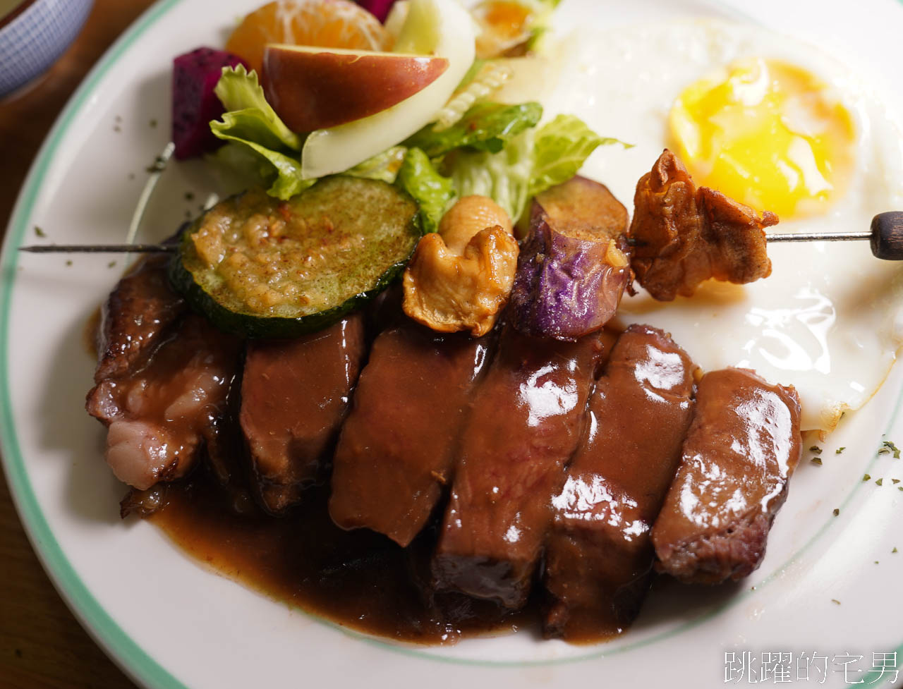 [花蓮美食]吃肉時候-大推這間花蓮牛排、飲料暢飲，好吃份量夠，還有簡餐、義大利麵