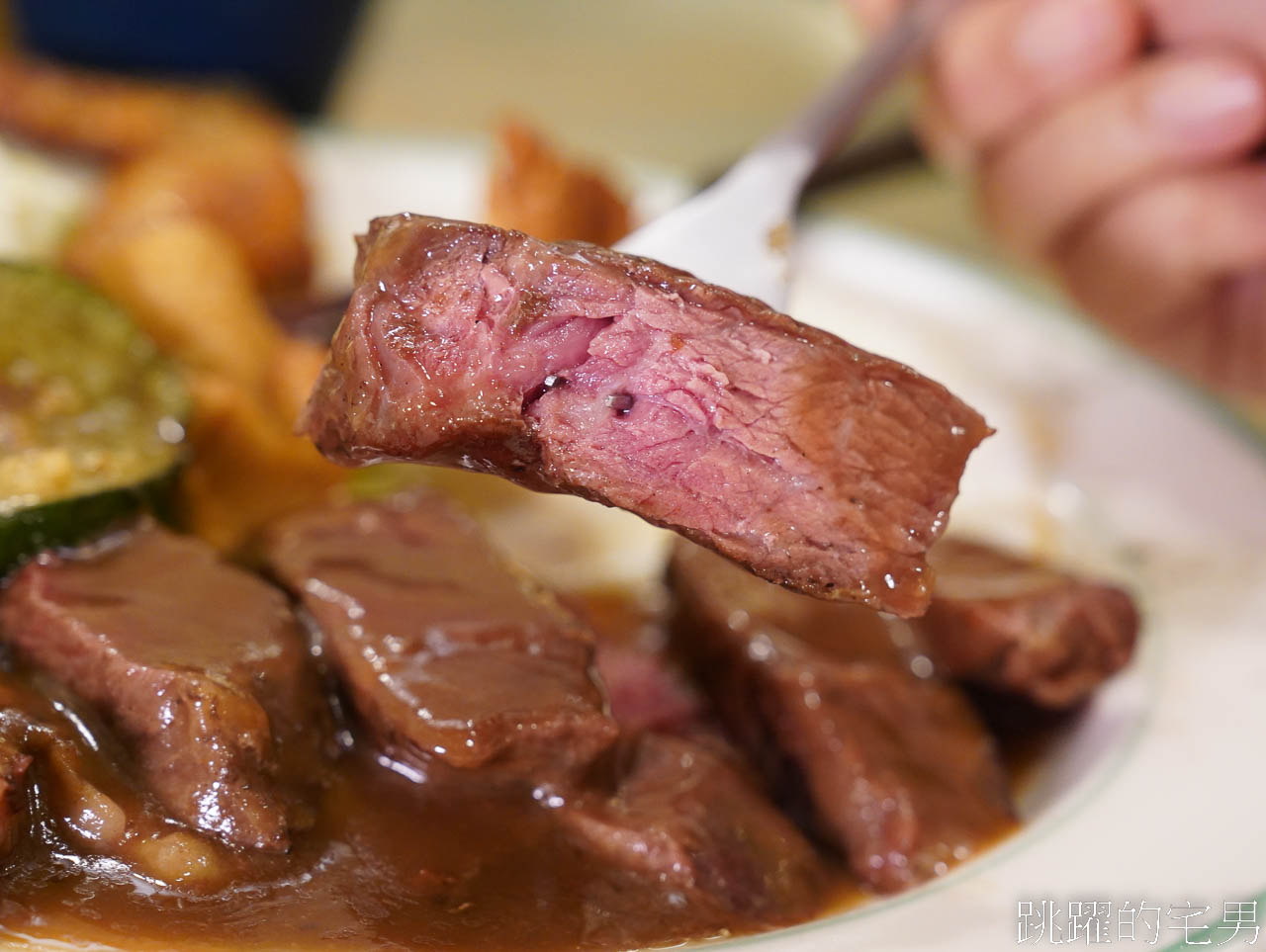 [花蓮美食]吃肉時候-大推這間花蓮牛排、飲料暢飲，好吃份量夠，還有簡餐、義大利麵