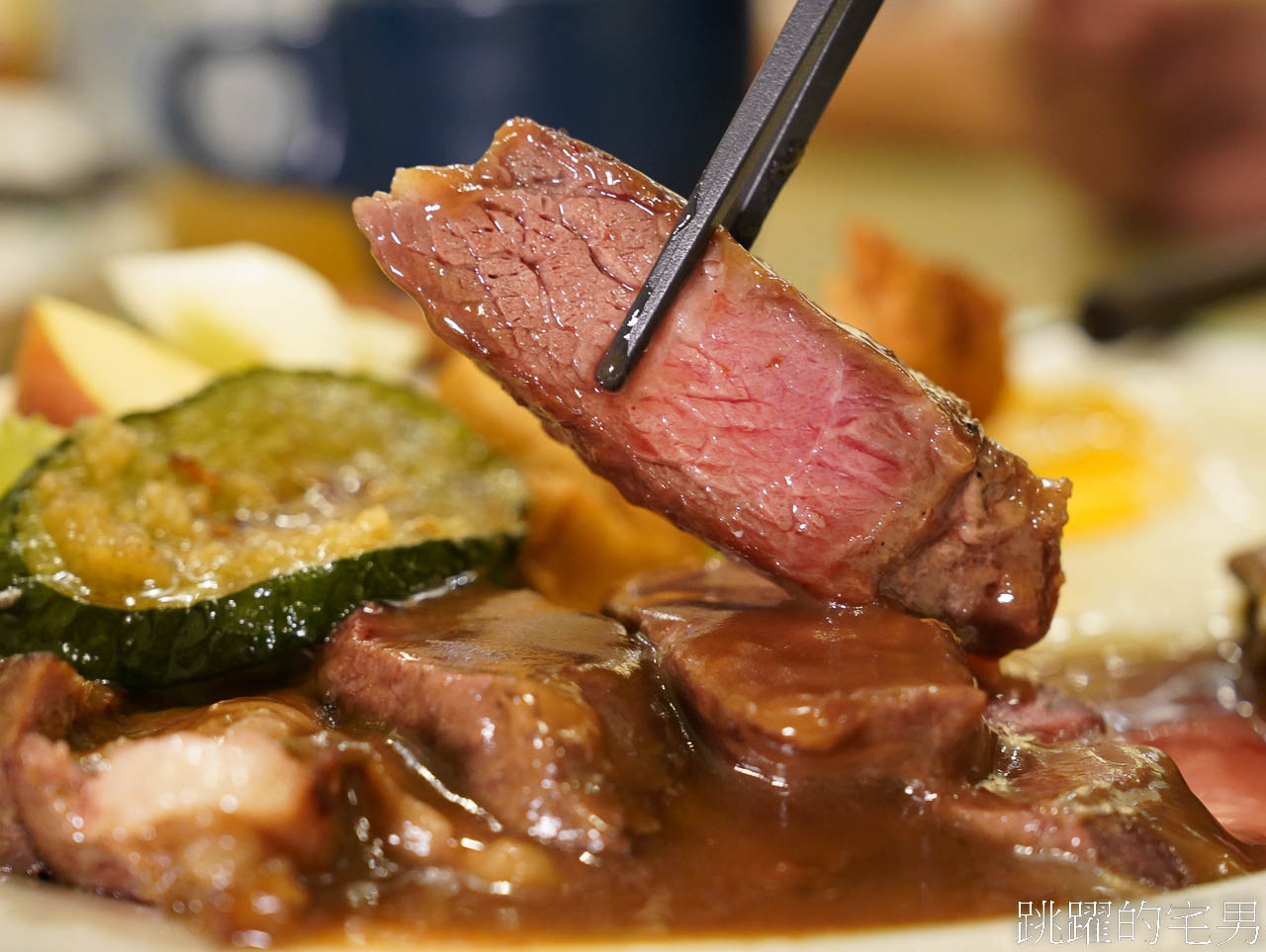 [花蓮美食]吃肉時候-大推這間花蓮牛排、飲料暢飲，好吃份量夠，還有簡餐、義大利麵