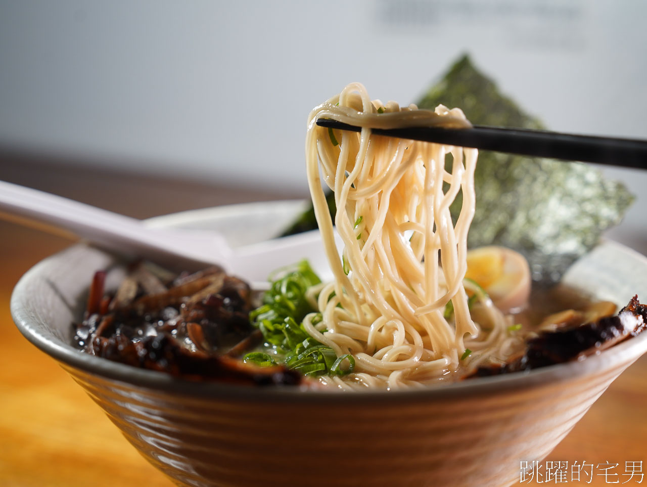 [花蓮美食]黑潮拉麵·炸串專賣店-不管在哪裡賣都好吃的黑蒜拉麵，提供一蘭拉麵的服務 可調濃淡湯頭跟麵的軟硬、黑蒜拉麵、花蓮拉麵推薦