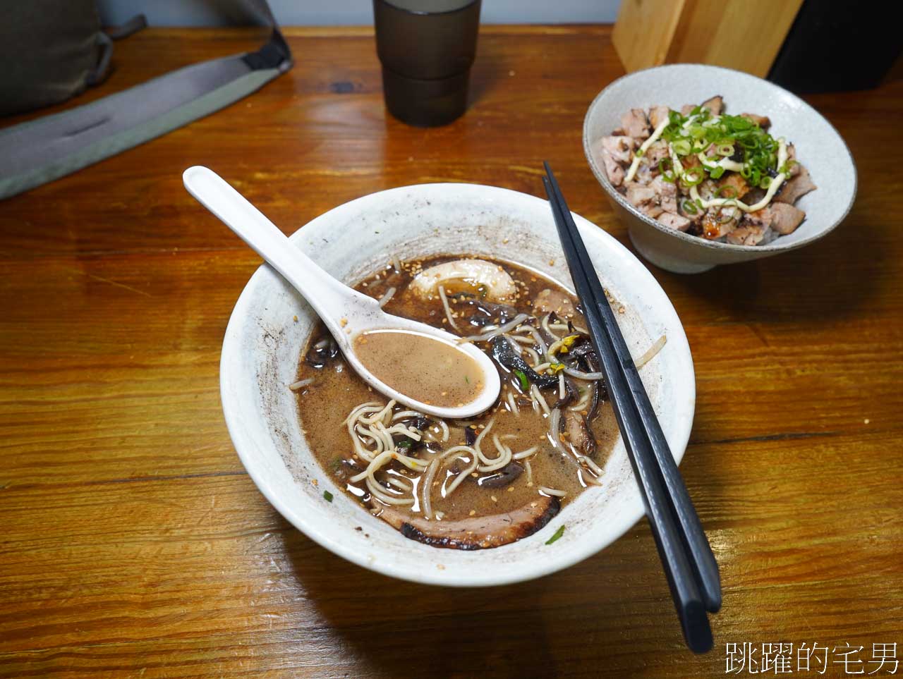 [花蓮美食]黑潮拉麵·炸串專賣店-不管在哪裡賣都好吃的黑蒜拉麵，提供一蘭拉麵的服務 可調濃淡湯頭跟麵的軟硬、黑蒜拉麵、花蓮拉麵推薦