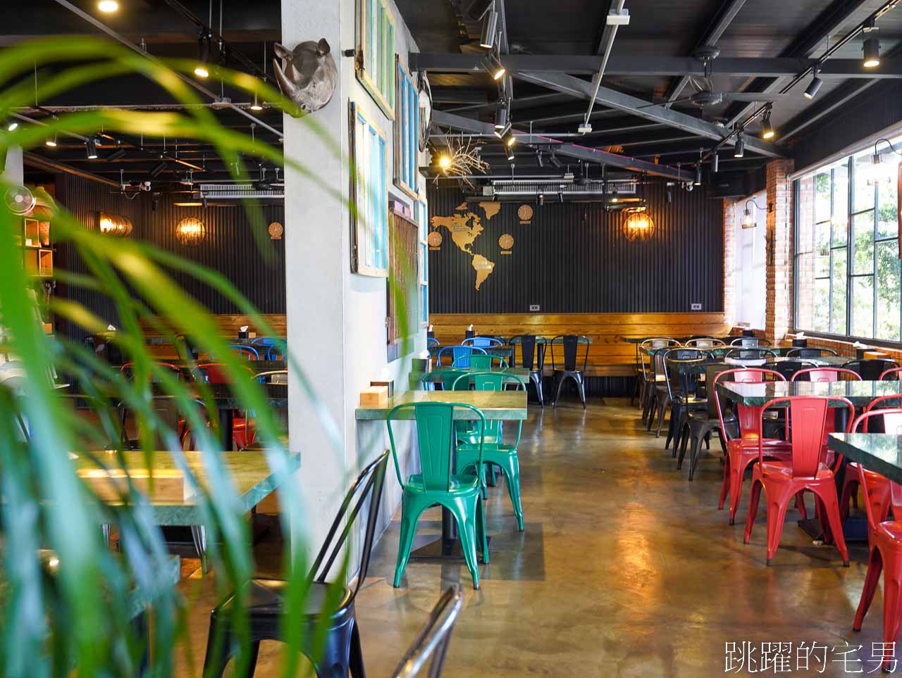 [六里屯麵食專家美崙旗艦店]花蓮牛肉麵連續2年得台北牛肉麵節銀牌，必吃紅燒還能免費加湯，羊腳筋、大隻牛肋條超吸睛