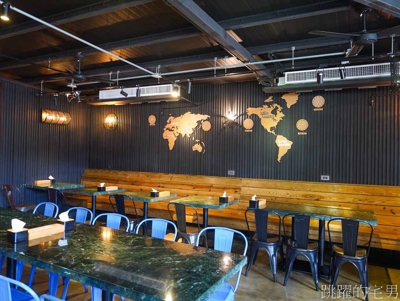 [六里屯麵食專家美崙旗艦店]花蓮牛肉麵連續2年得台北牛肉麵節銀牌，必吃紅燒還能免費加湯，羊腳筋、大隻牛肋條超吸睛
