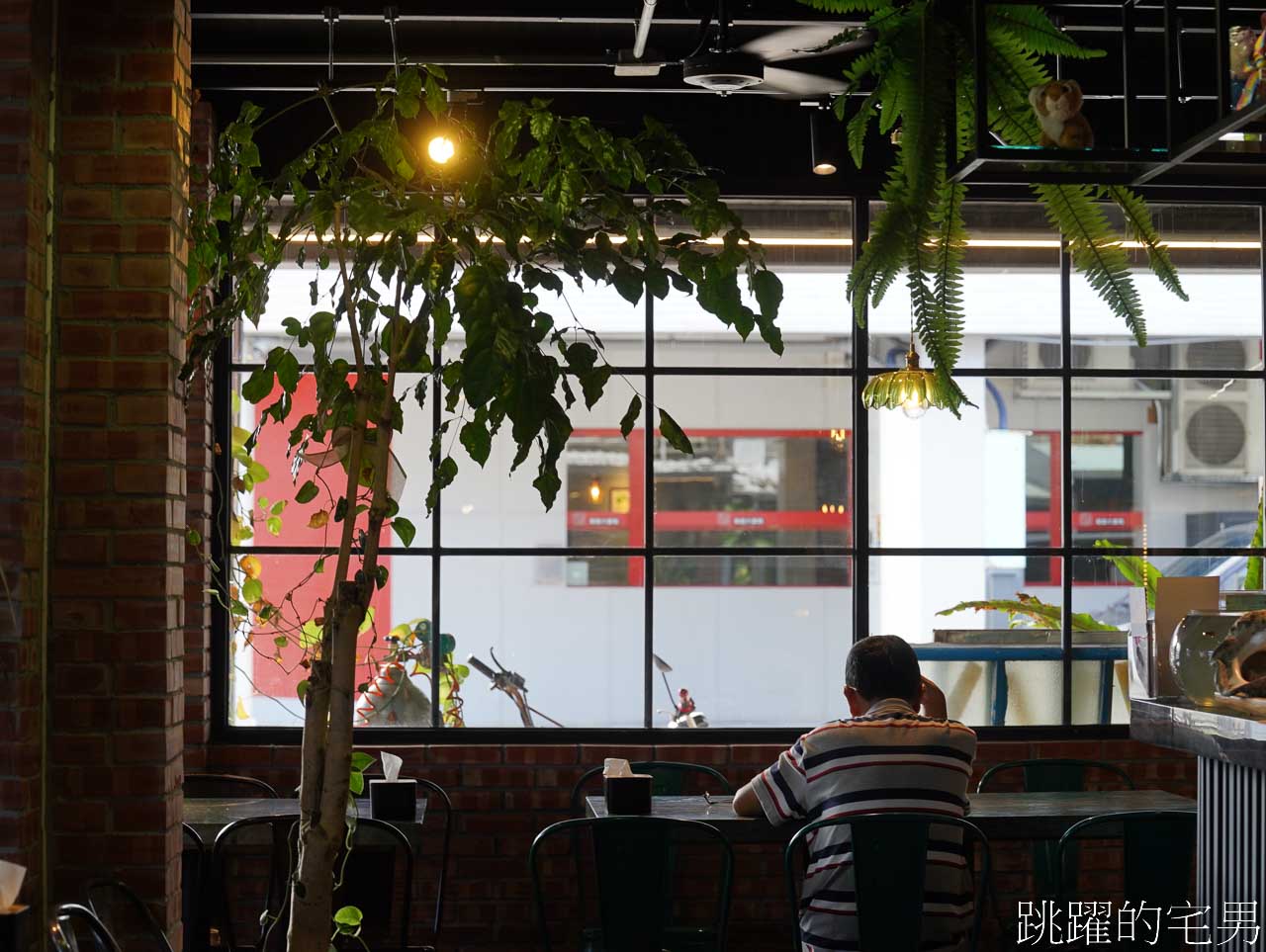 [六里屯麵食專家美崙旗艦店]花蓮牛肉麵連續2年得台北牛肉麵節銀牌，必吃紅燒還能免費加湯，羊腳筋、大隻牛肋條超吸睛