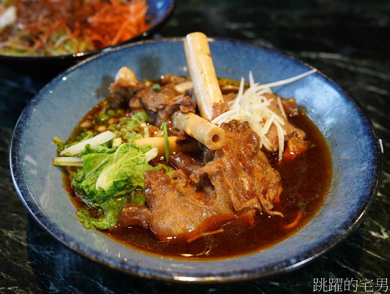 [六里屯麵食專家美崙旗艦店]花蓮牛肉麵連續2年得台北牛肉麵節銀牌，必吃紅燒還能免費加湯，羊腳筋、大隻牛肋條超吸睛